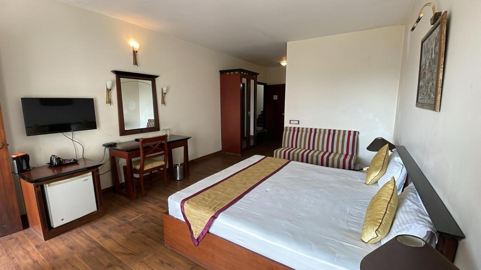 8Fold-Pinecrest By Larisa, Bhimtal Hotel Exterior photo